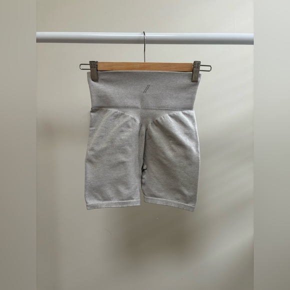 TALA Hosts Shorts - Picture 2 of 3